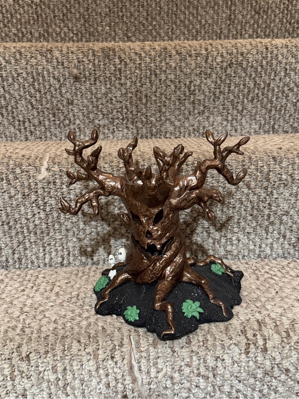 Bath and body works haunted tree pedestal
